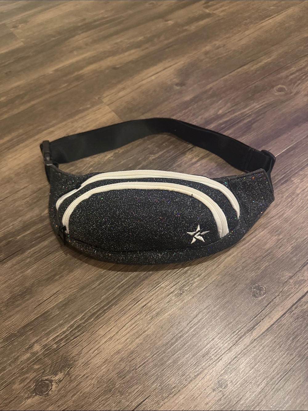 Rebel Athletics Black Sparkling Fanny Pack
Color- Black
Condition- Barely Used